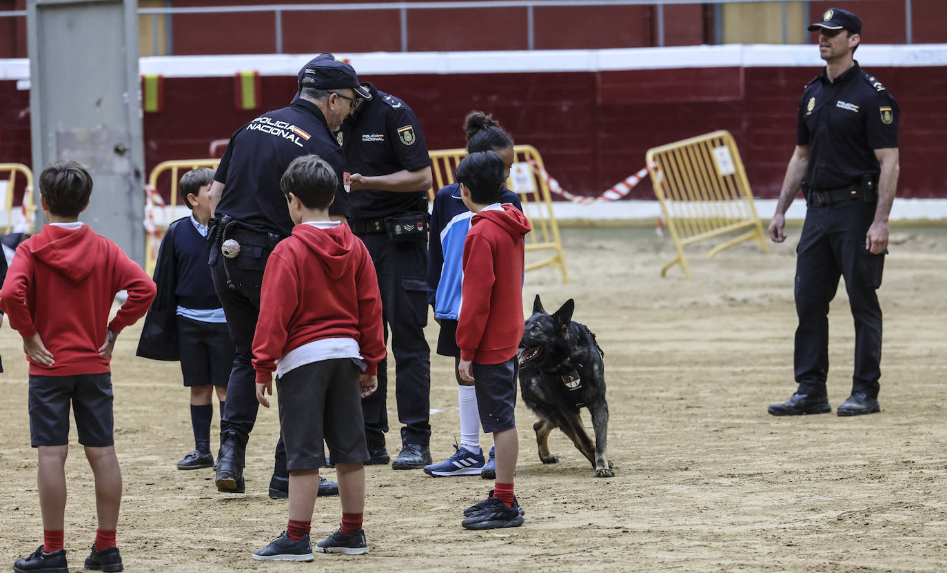 Exhibición de la Policía Nacional para niños en La Ribera