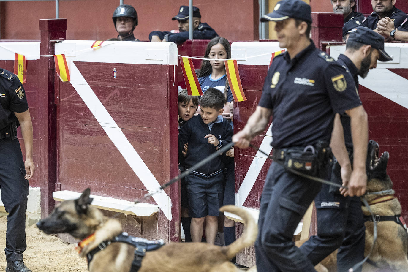 Exhibición de la Policía Nacional para niños en La Ribera