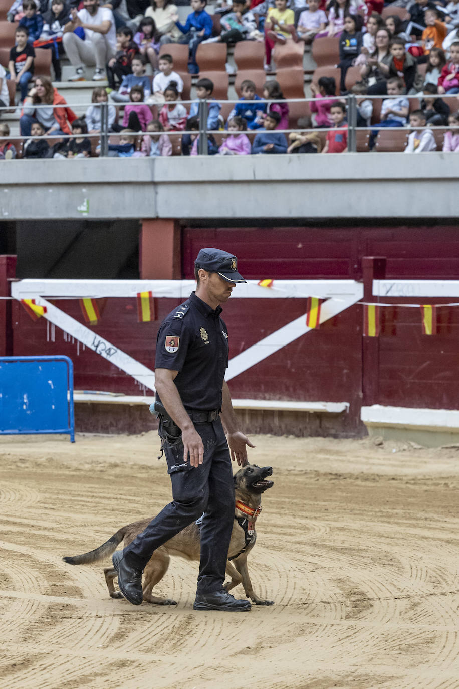 Exhibición de la Policía Nacional para niños en La Ribera