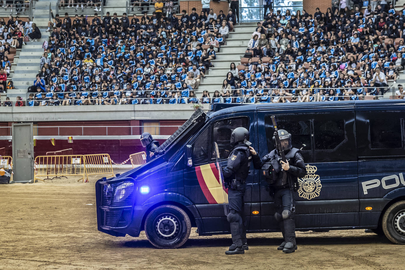 Exhibición de la Policía Nacional para niños en La Ribera