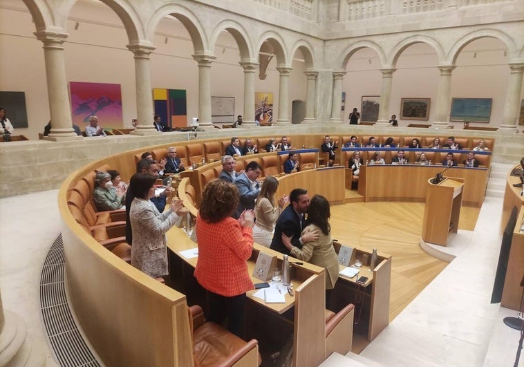 Andreu recibe el abrazo del portavoz socialista, Javier García, y el aplauso de la Cámara en su despedida.