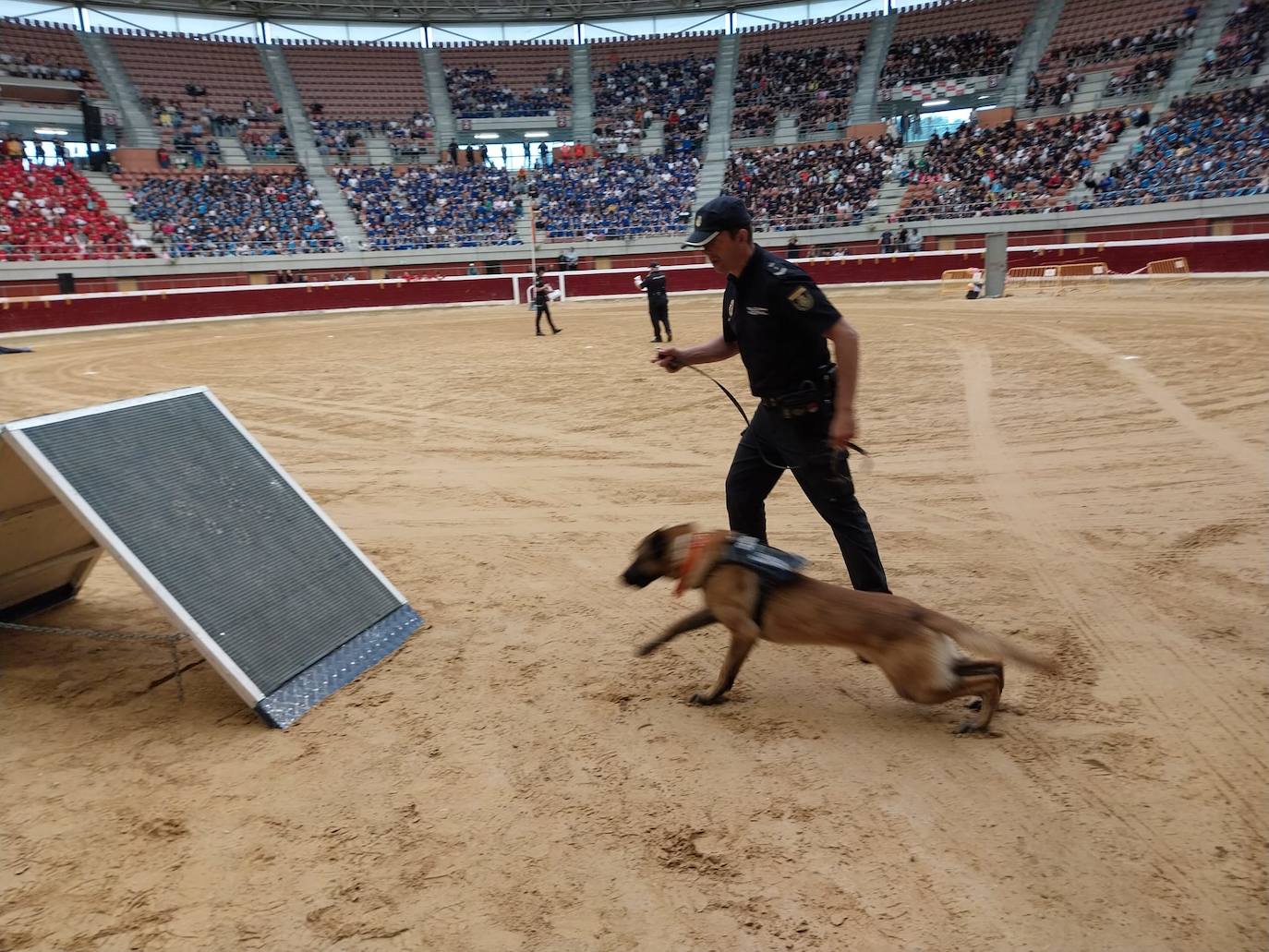 Exhibición de la Policía Nacional para niños en La Ribera