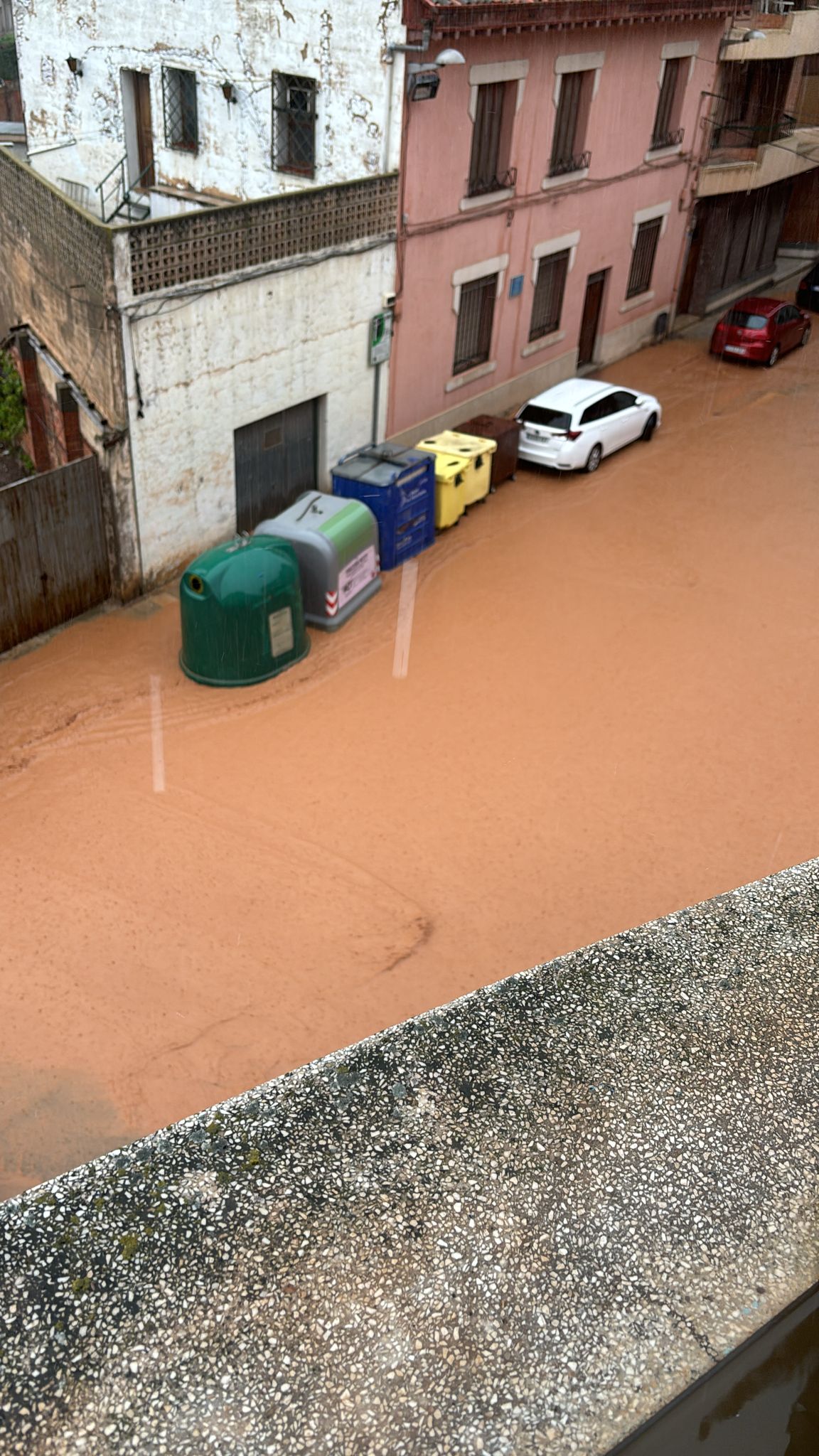 El agua embarrada de la zona de la Puerta de Tudela.