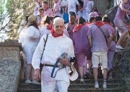 Ricardo Donézar baja de la ermita de San Felices tras la misa.