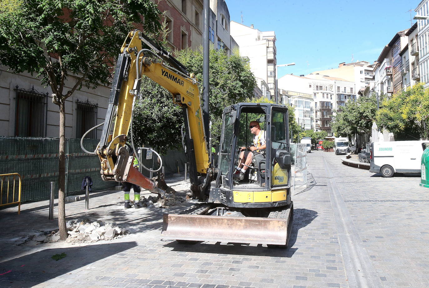 Obras a día de hoy para el soterramiento de los contenedores en la 'acera' (que tampoco es tal) de los números impares.