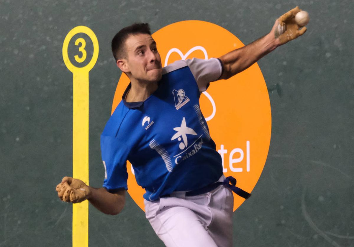 Darío recoge la pelota con su zurda, en un partido en el Adarraga.