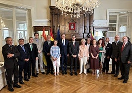 Capellán posa junto a autoridades del Centro Riojano de Madrid y otras personas y organizaciones reconocidas.