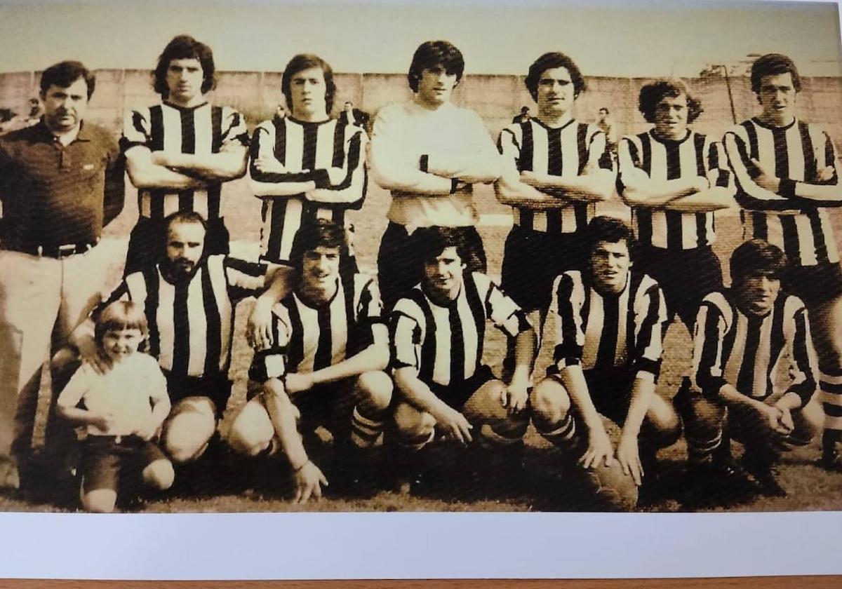 Luis de la Fuente, penúltimo en la fila de abajo, con un balón en las manos.