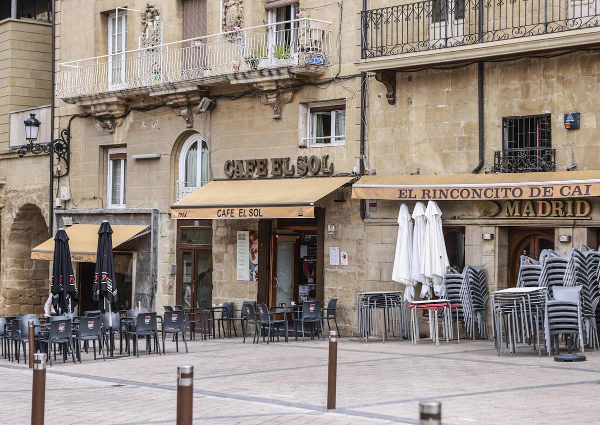 Imagen secundaria 1 - Recuerdo a la madre de De la Fuente donde se situaba la mercería 'El Sol'; imagen actual de café El Sol; y entrada al campo de fútbol de Haro, que lleva el nombre del seleccionador.