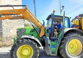 Juan Antonio en su tractor con su perro.