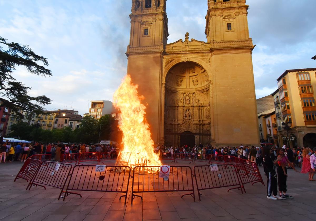 Hoguera en la plaza del Mercado durante la noche de San Juan, en una imagen de archivo.