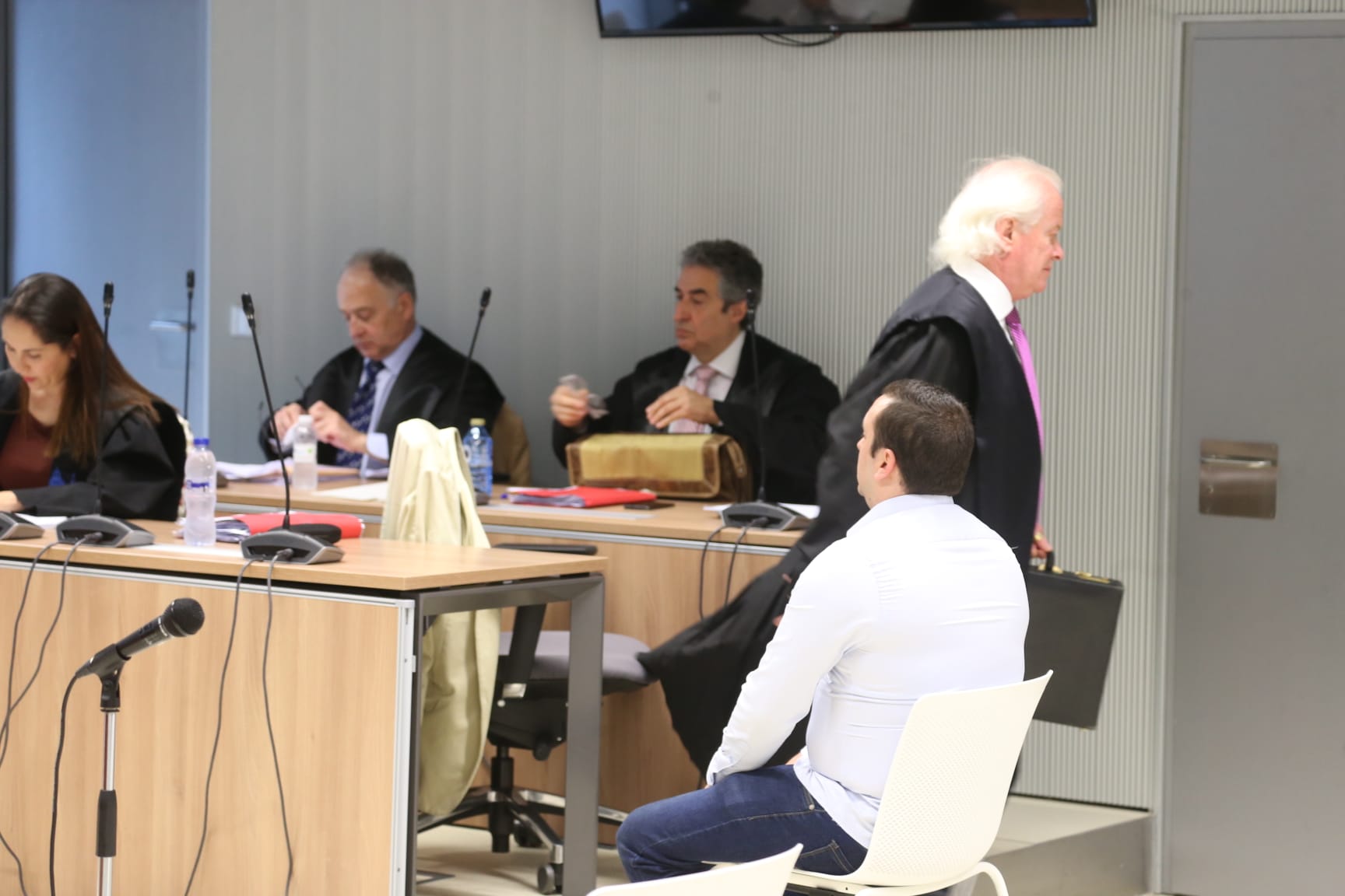 El acusado, junto a su letrado, antes del inicio de la sesión de este lunes.