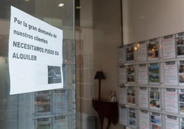 Cartel en el escaparate de una inmobiliaria de Logroño.