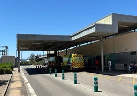 Imagen de la puerta del servicio de urgencias del hospital San Pedro.