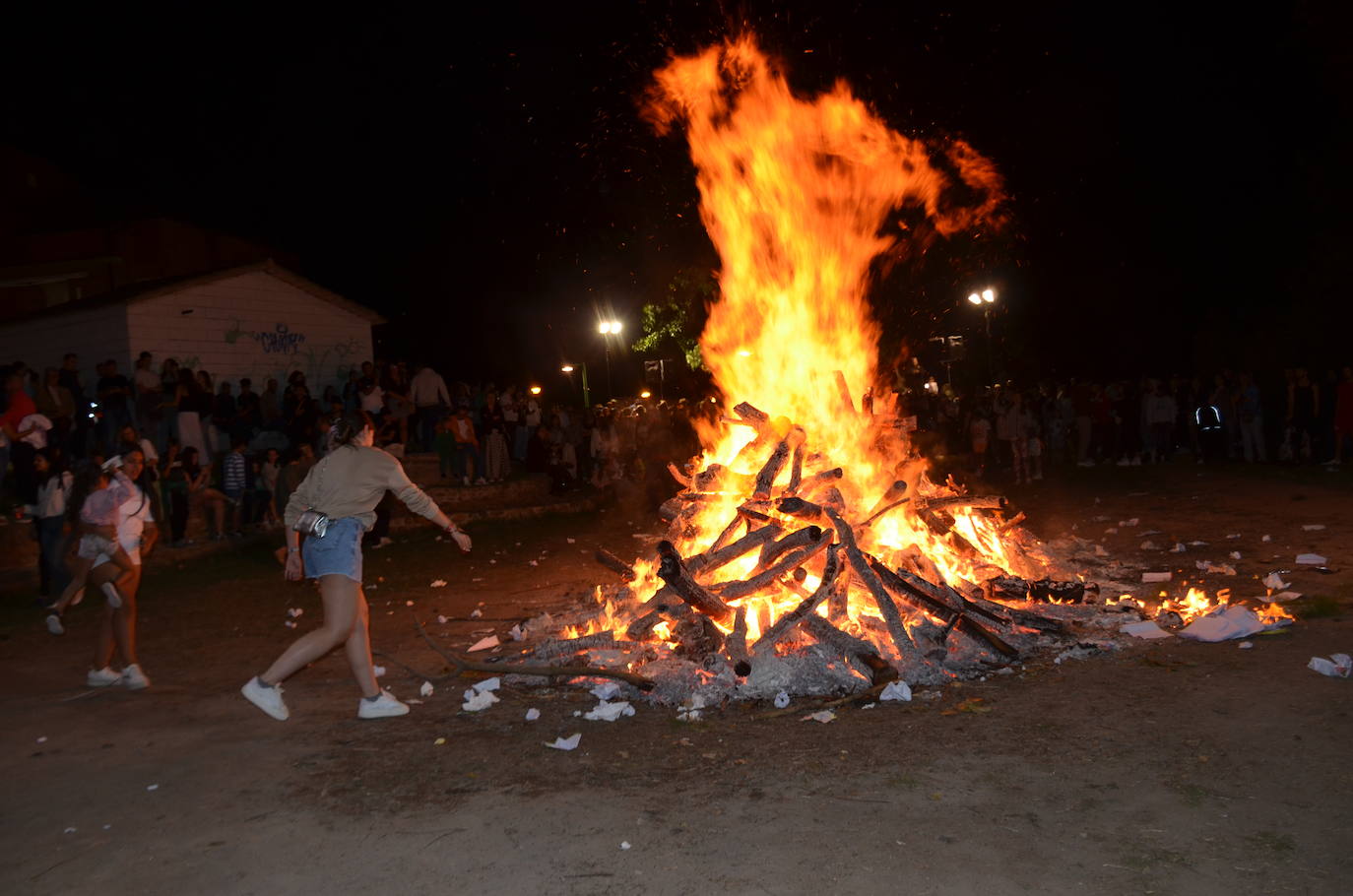 Las hogueras de San Juan arden en toda La Rioja