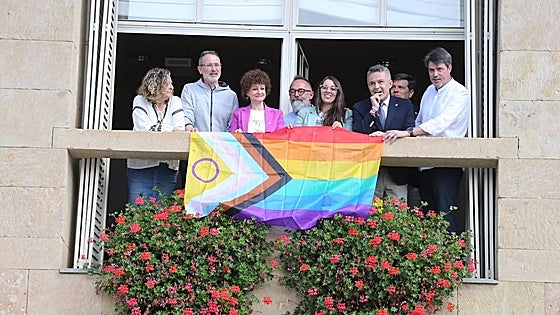El Ayuntamiento de Logroño recibe y cuelga la bandera LGTBIQ+ con motivo del Orgullo