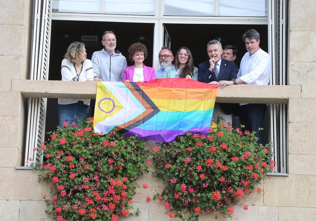 La bandera más inclusiva, que añade nuevos elementos a la arcoíris, estará presente en la fachada municipal durante toda esta semana.