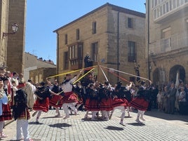 Danzantes del Grupo de Danzas de San Vicente de la Sonsierra frente al santo.