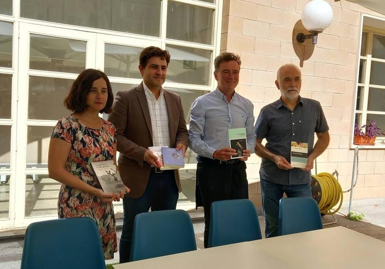 Virginia Ruiz, Roberto Iturriaga, Josu Rodríguez y Ángel Matute, en la presentación de la actividad en el patio de la Biblioteca de La Rioja.