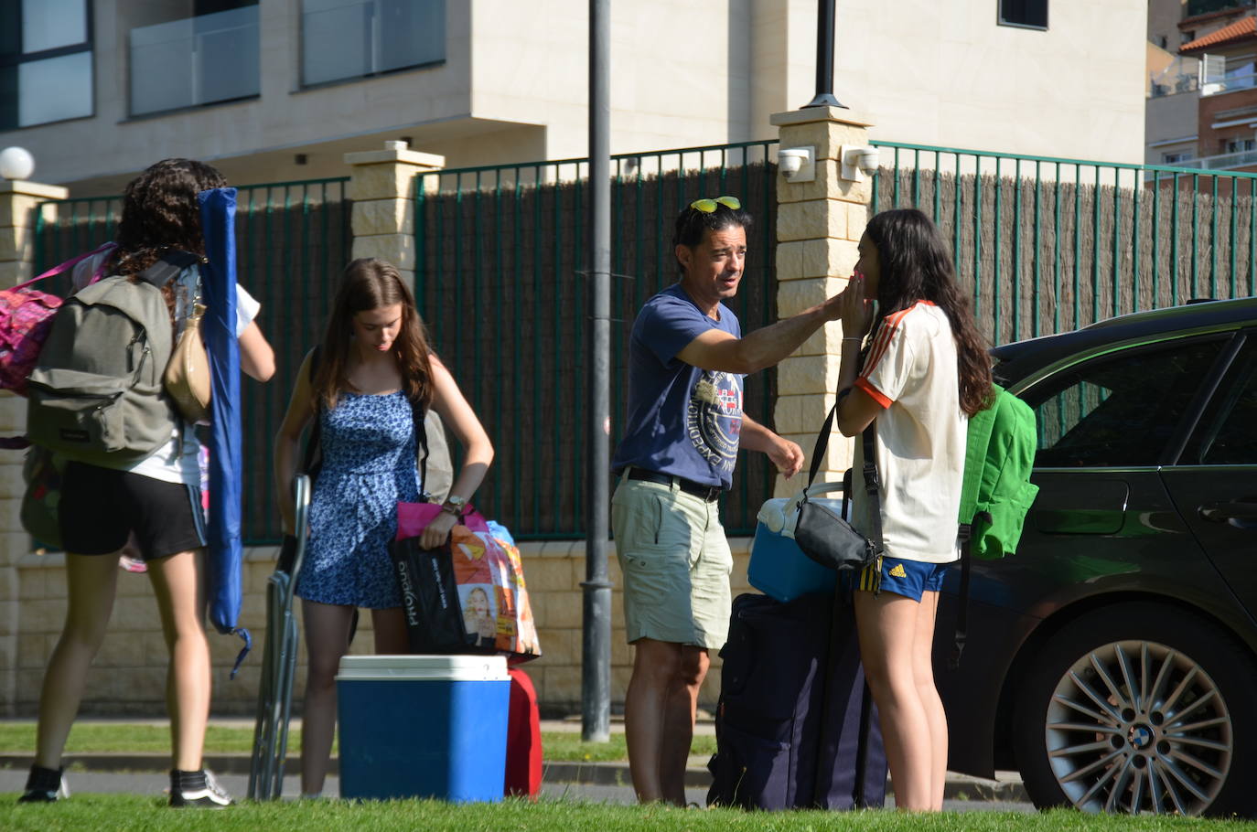 Los jóvenes llegan al camping del Holika