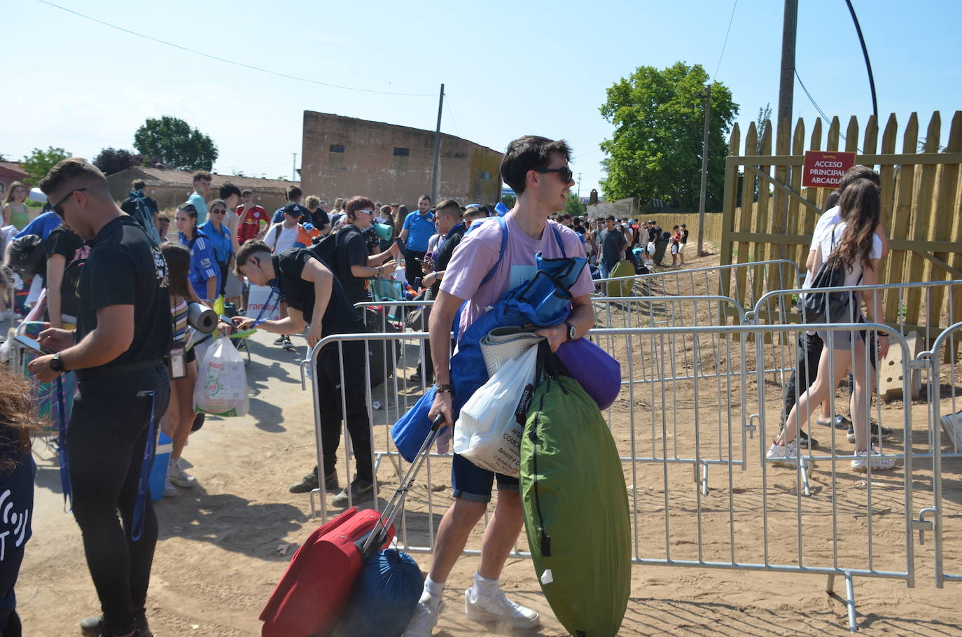 Los jóvenes llegan al camping del Holika