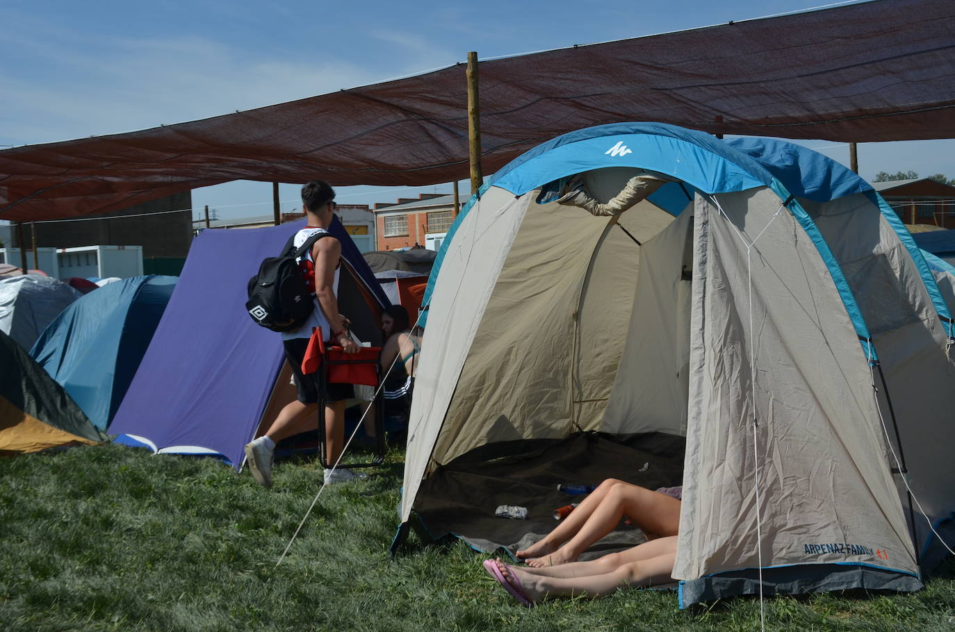 Los jóvenes llegan al camping del Holika