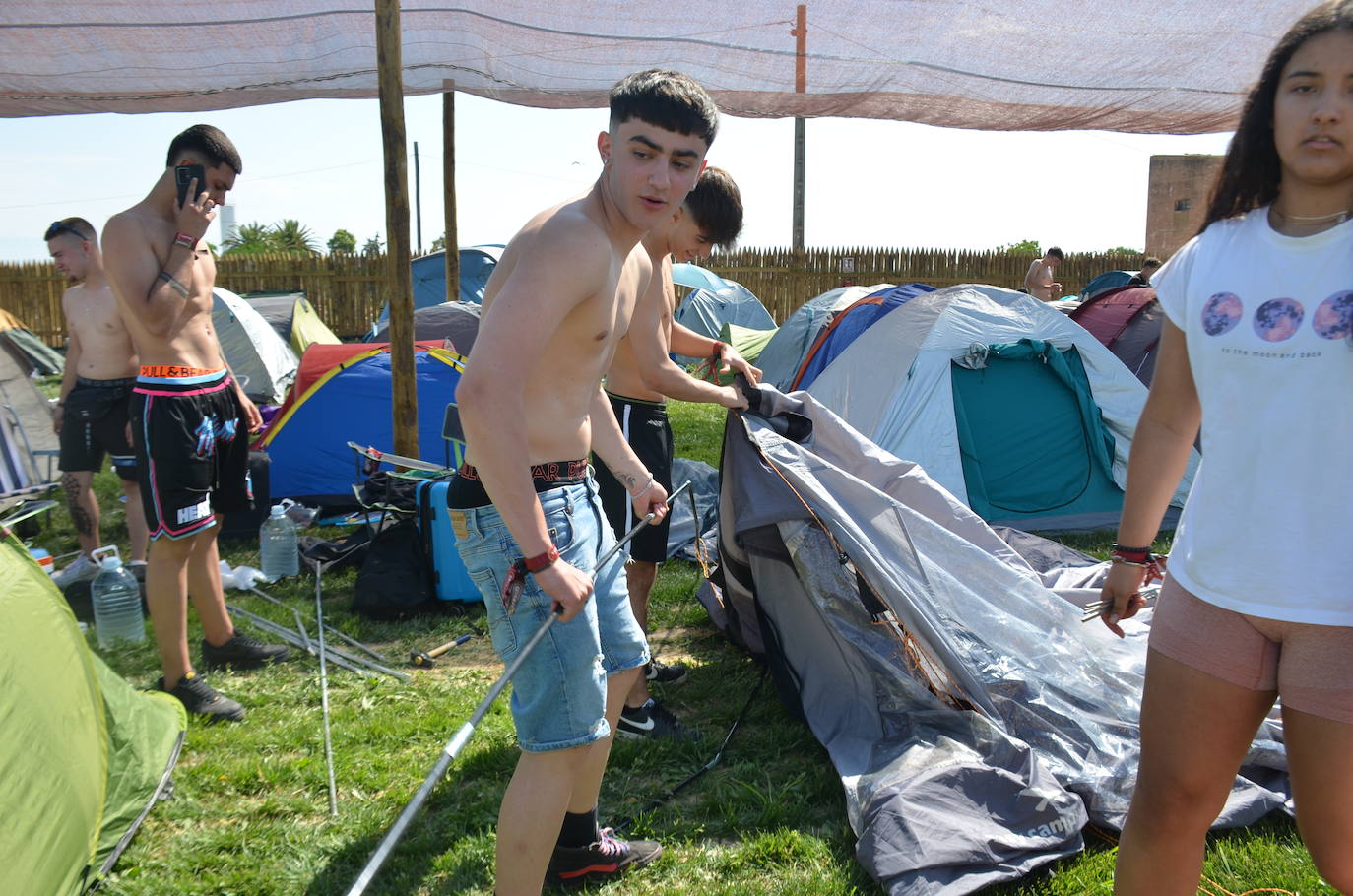 Los jóvenes llegan al camping del Holika