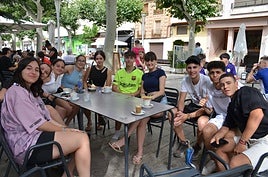 Un grupo de 'holikers' de Tarazona, desayunando en un bar del paseo Mercadal.