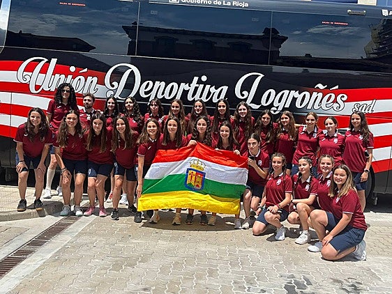 Los dos equipos posan juntos antes de emprender viaje a Valladolid.