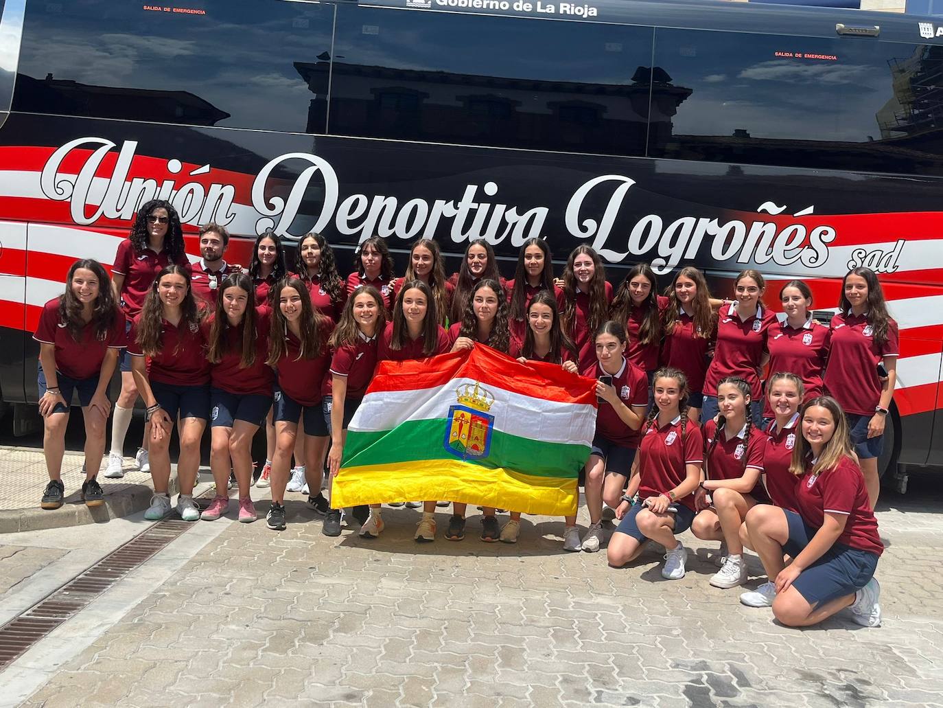 Los dos equipos posan juntos antes de emprender viaje a Valladolid.