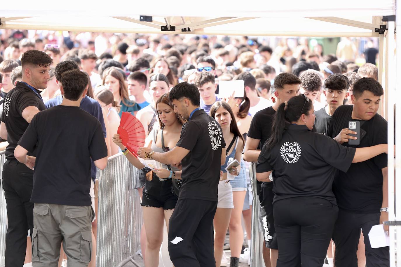 Inauguración de Holika con Raul Clyde como sorpresa