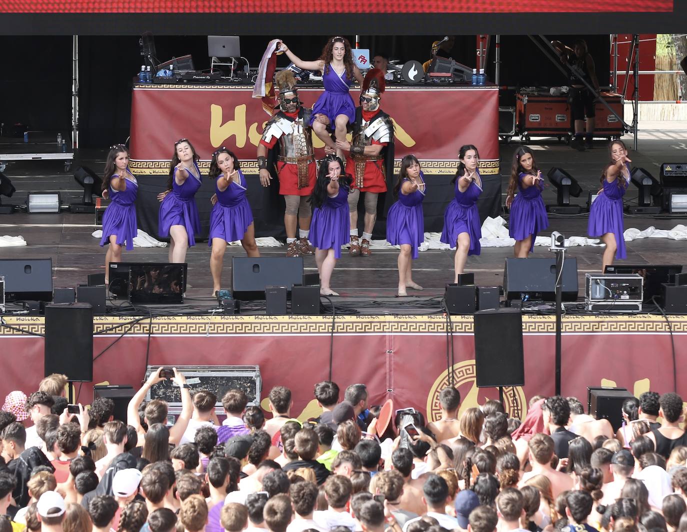 Inauguración de Holika con Raul Clyde como sorpresa