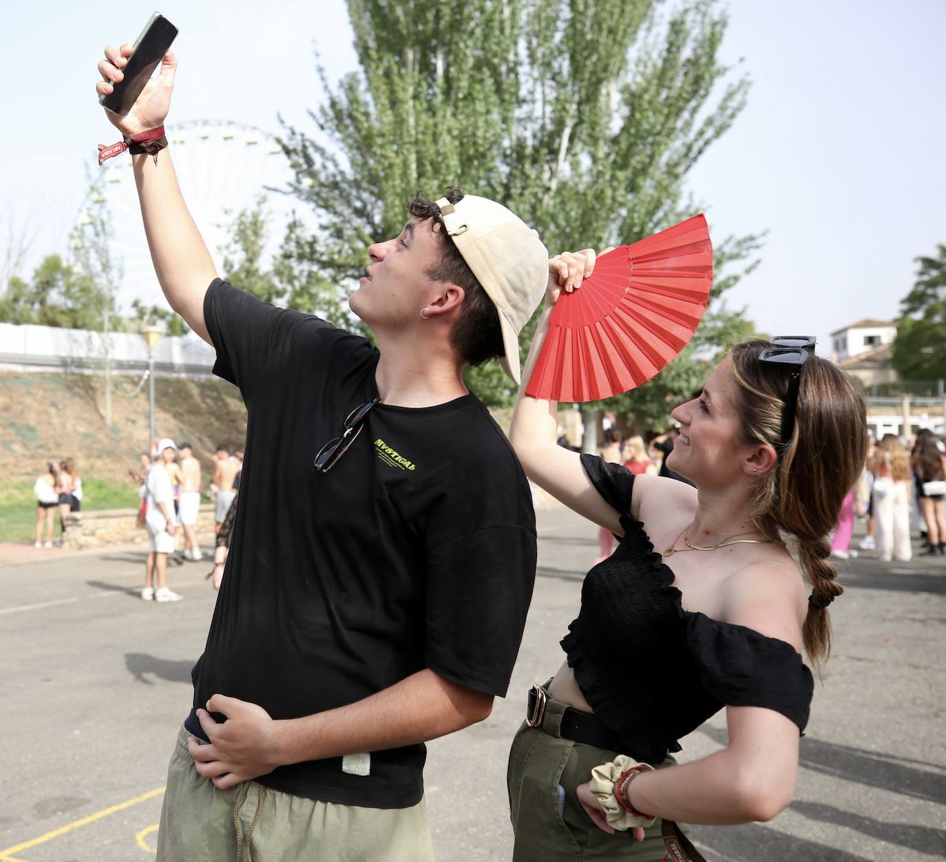 Inauguración de Holika con Raul Clyde como sorpresa