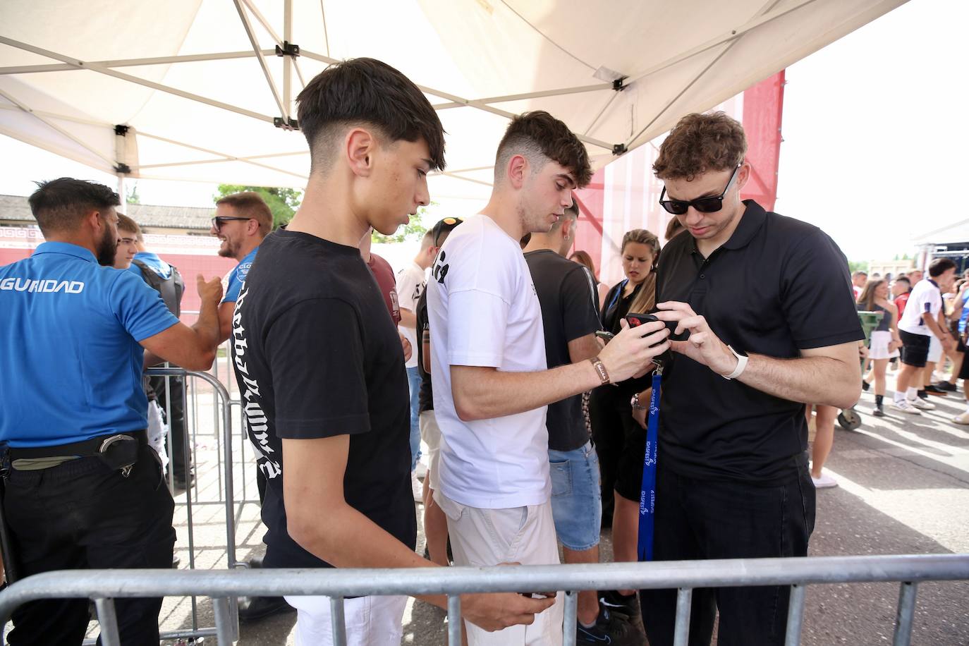 Inauguración de Holika con Raul Clyde como sorpresa