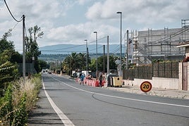 Varios peatones invaden la calzada de la carretera LR-254 entre Lardero y Alberite, donde se construirá un carril ciclopeatonal.