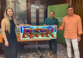 Belén Canoura, Ricardo Velasco y Carlos Fuentes posan con una vidriera de RESAKS.