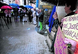 Concentración de apoyo a la víctima de Albelda en el Palacio de Justicia.