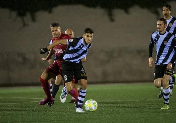 Facu Ballardo intenta avanzar con el balón en un partido con el Haro