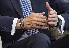 La bandera de La Rioja y la Virgen del Pilar en las pulseras de Gonzalo Capellán.