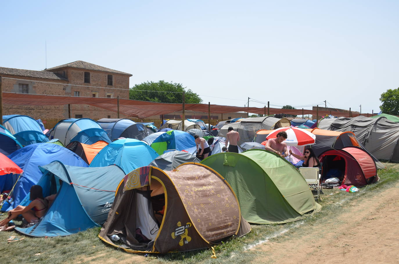 El camping del Holika está repleto