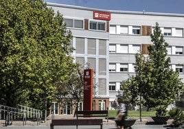 Uno de los edificios del campus de la UR.