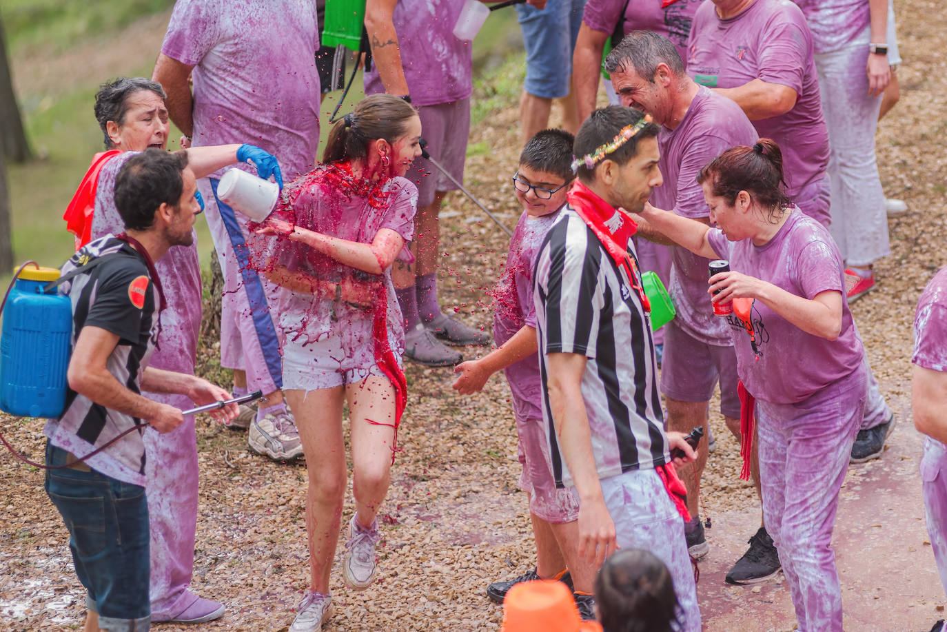 La Batalla del Vino de Haro tiñe los riscos