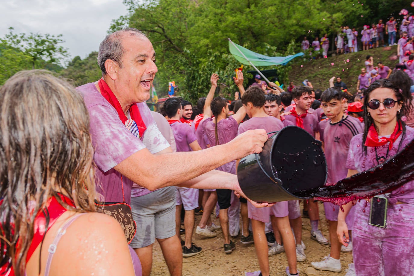 La Batalla del Vino de Haro tiñe los riscos