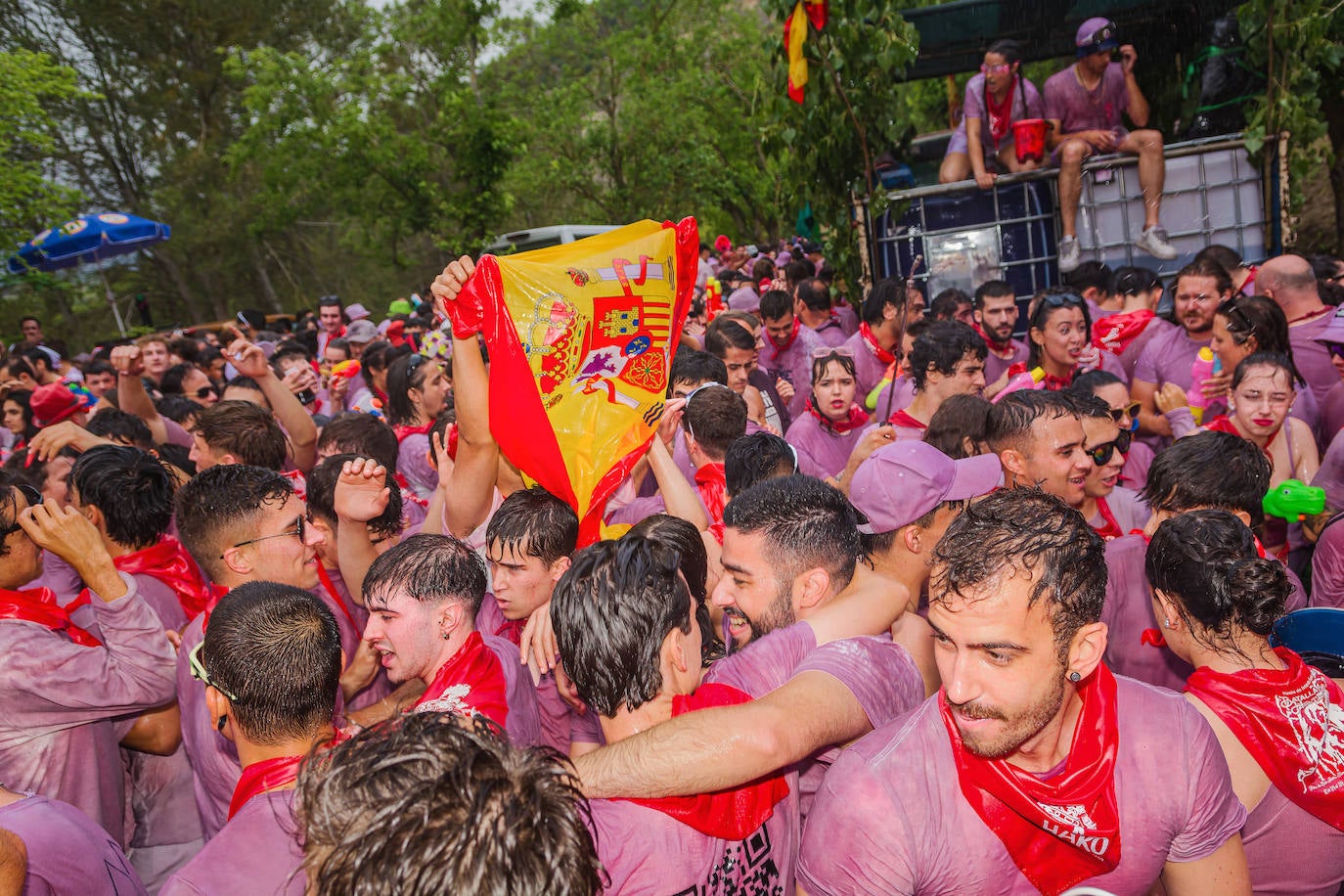 La Batalla del Vino de Haro tiñe los riscos