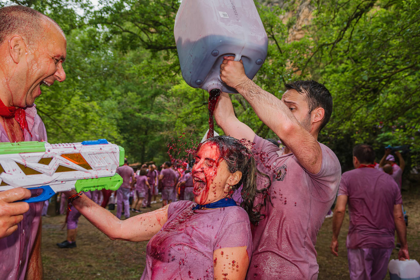 La Batalla del Vino de Haro tiñe los riscos