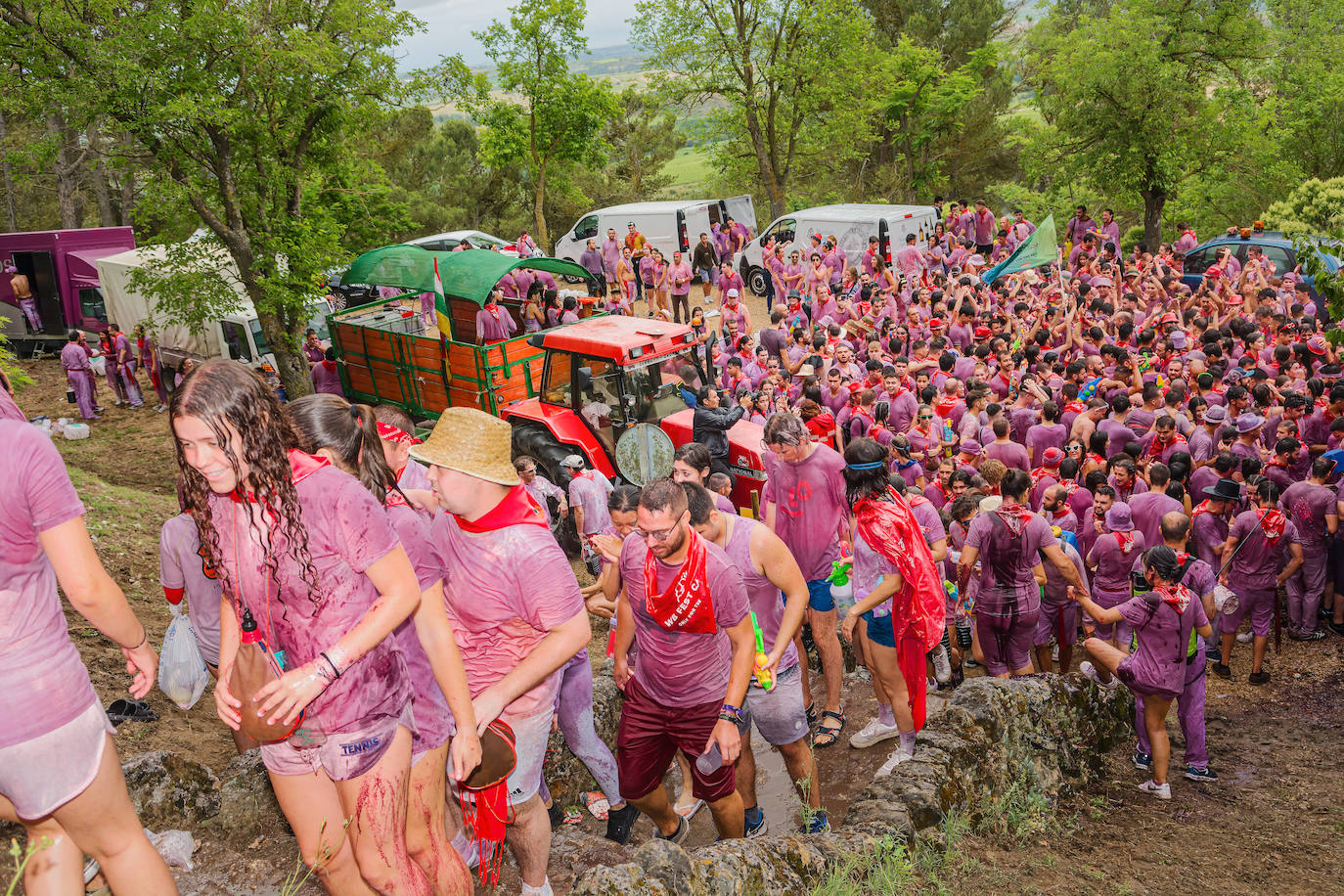 La Batalla del Vino de Haro tiñe los riscos