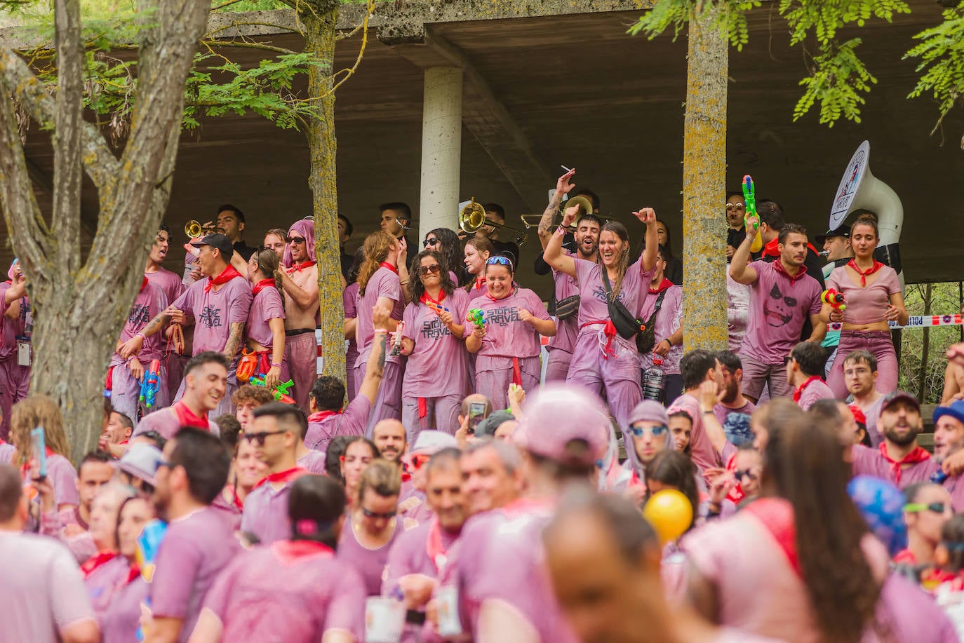 La Batalla del Vino de Haro tiñe los riscos