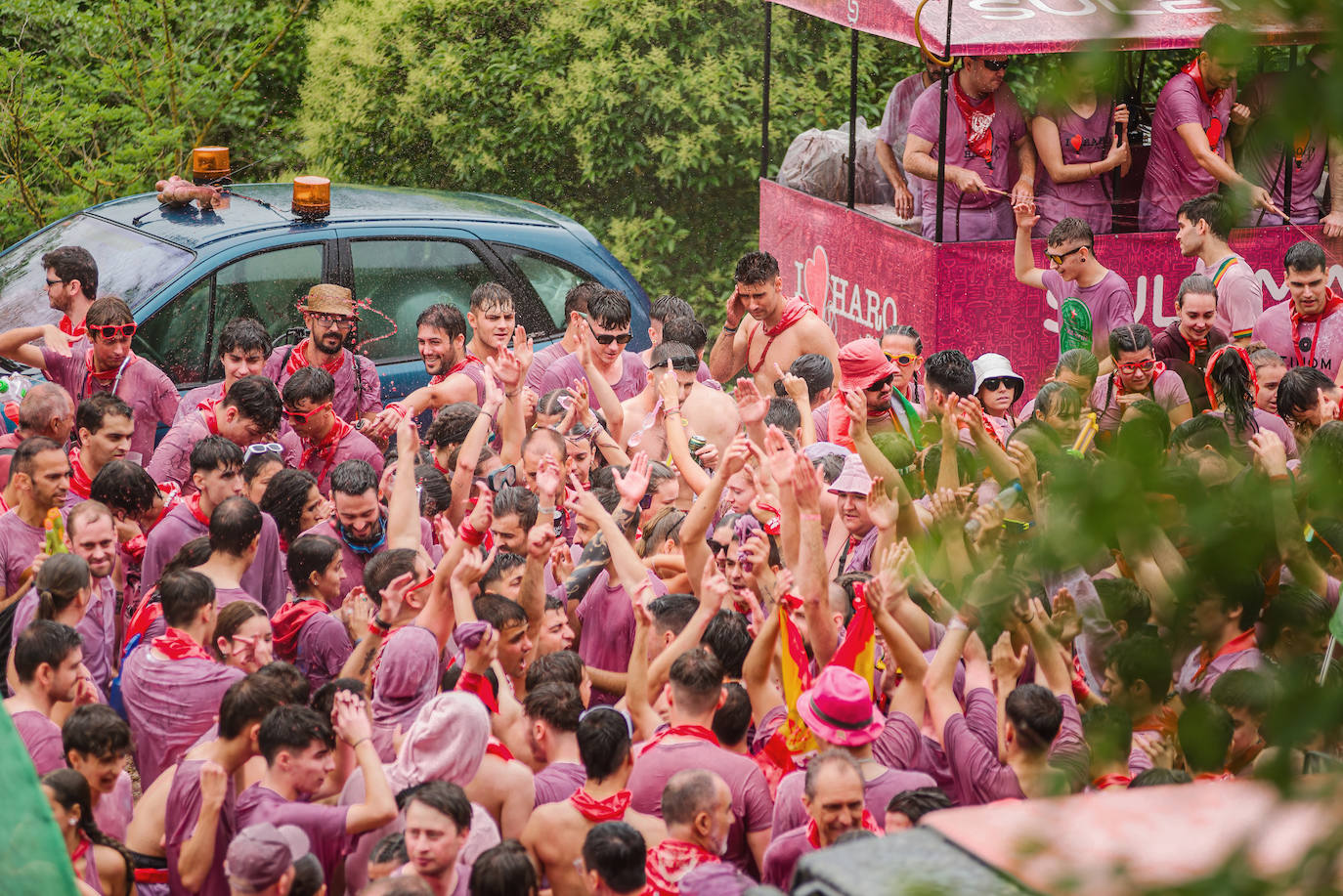 La Batalla del Vino de Haro tiñe los riscos