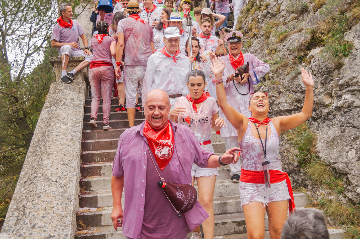 La Batalla del Vino de Haro tiñe los riscos