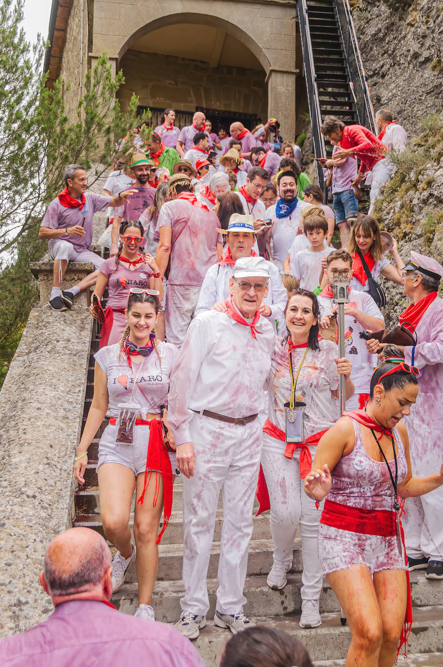 La Batalla del Vino de Haro tiñe los riscos